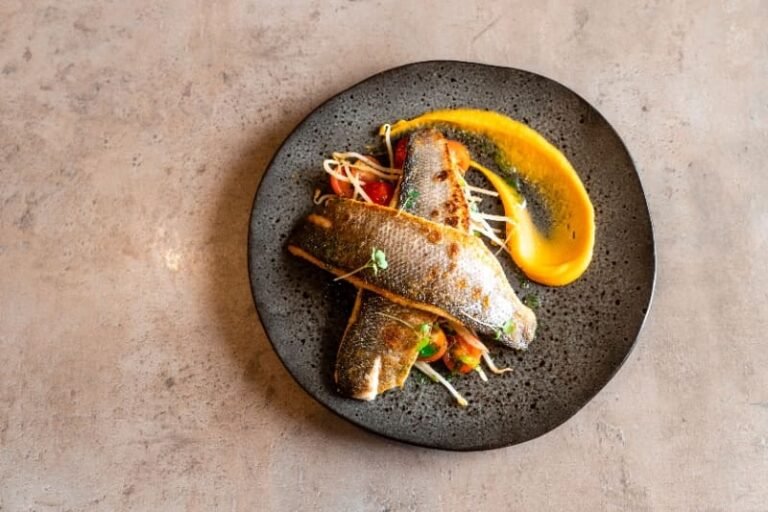 Cosa rende la ricetta del pesce di Bob Cook così speciale 16 pesce fresco su un piatto elegante
