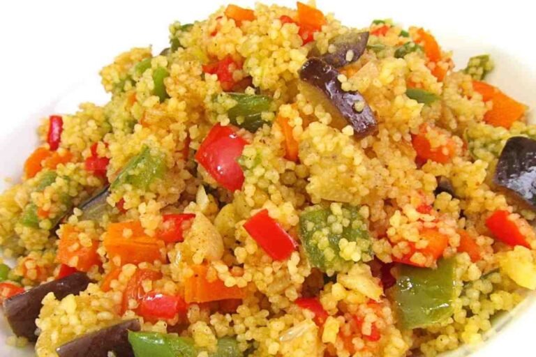 piatti di cous cous colorato e appetitoso