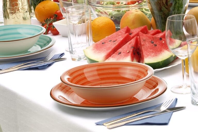 piatti sfusi colorati su un tavolo