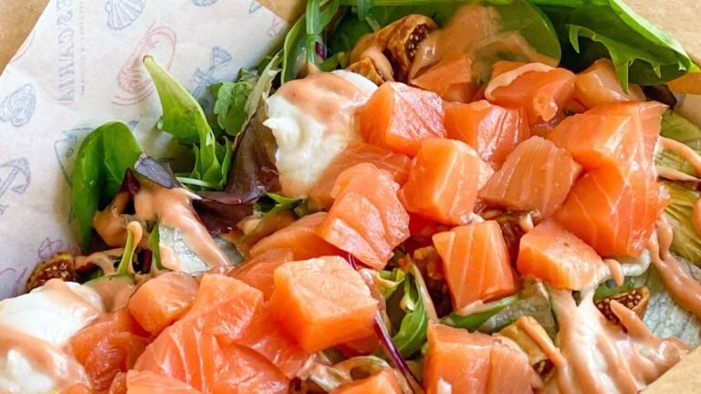 piatto di pesce fresco con contorni colorati