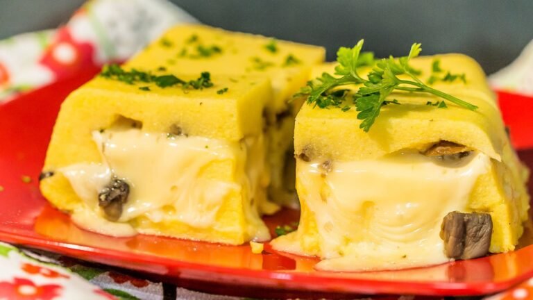 Quali piatti tipici offre la trattoria All Alpino a Posina 43 piatto di polenta con funghi e formaggio