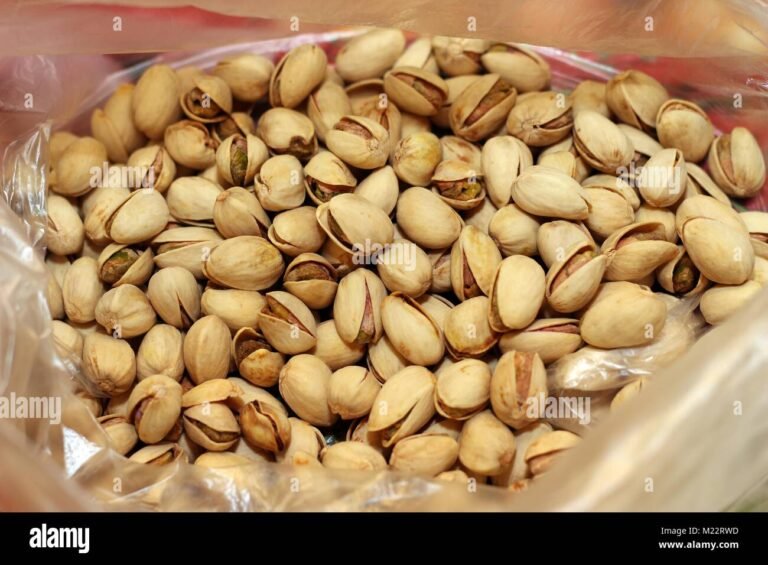 pistacchi freschi in un sacchetto trasparente