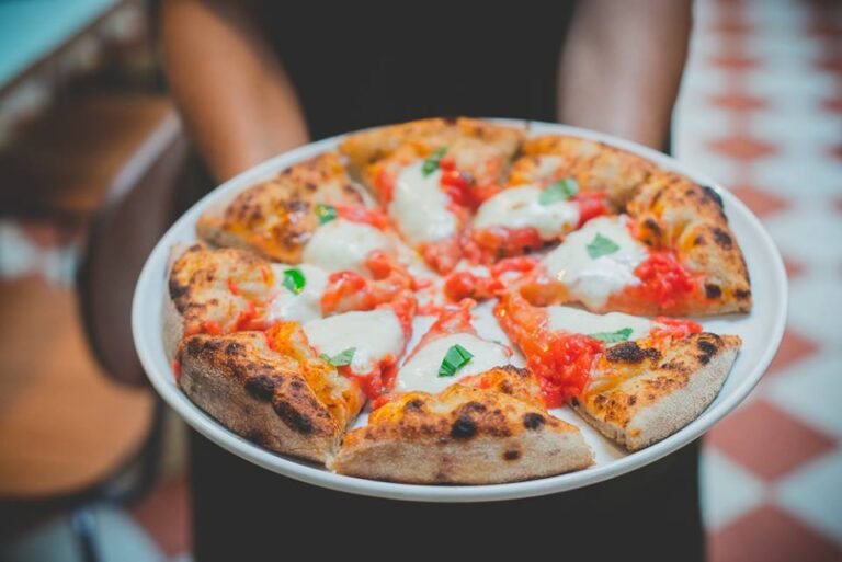 Dove trovare la migliore pizza bis a Sassari e cosa la rende unica 14 pizza bis con ingredienti freschi e colorati