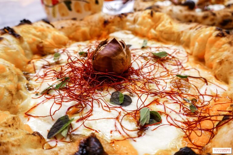 pizza napoletana servita in un locale