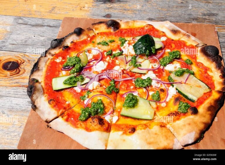 Cosa rende speciale il menu di Mamà Pizza Bistrot 2 pizze gourmet su un tavolo rustico