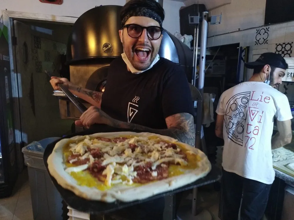 pizzeria affollata con pizza fumante