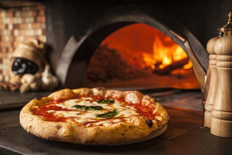 Quali Sono Le Pizzerie Più Famose Di Napoli Da Provare Assolutamente 27 pizzeria napoletana con forno a legna