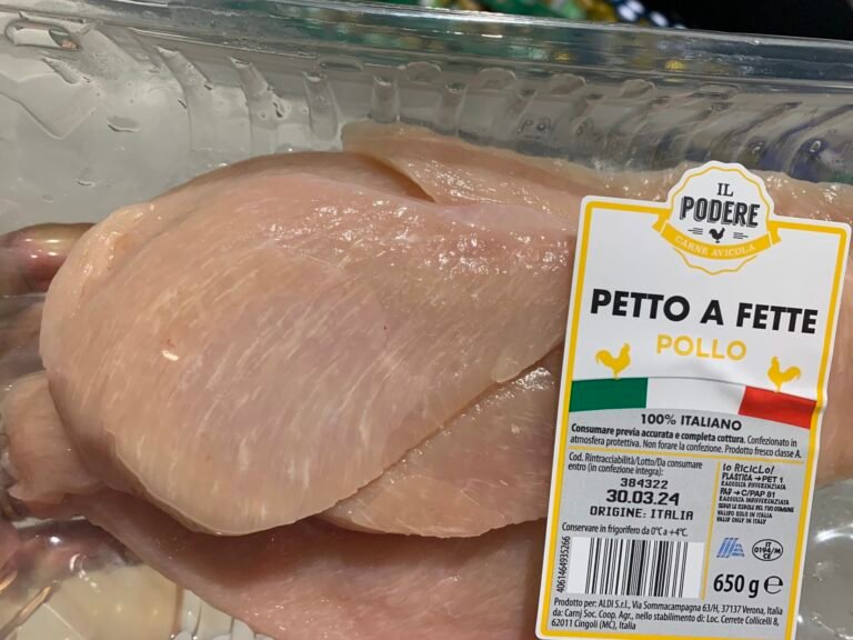 pollo fresco in un mercato milanese