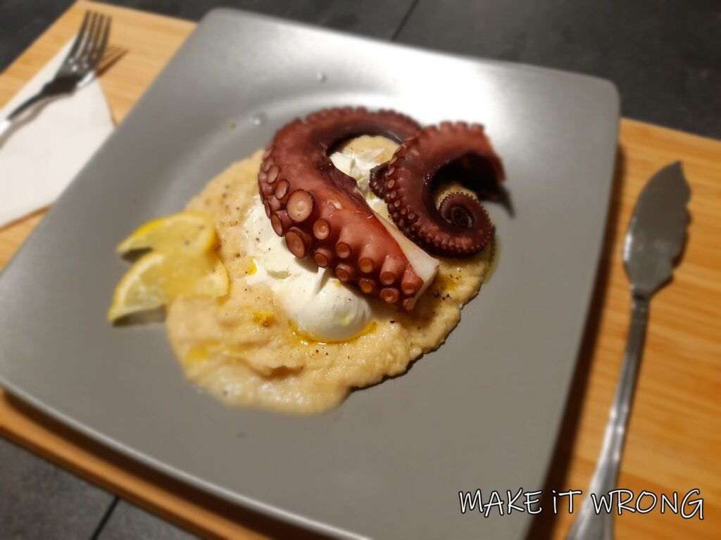 Come si cucina il polpo per ottenere risultati perfetti 1 polpo cucinato su un piatto elegante