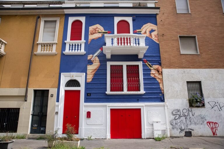 porta rossa di milano con sfondo urbano