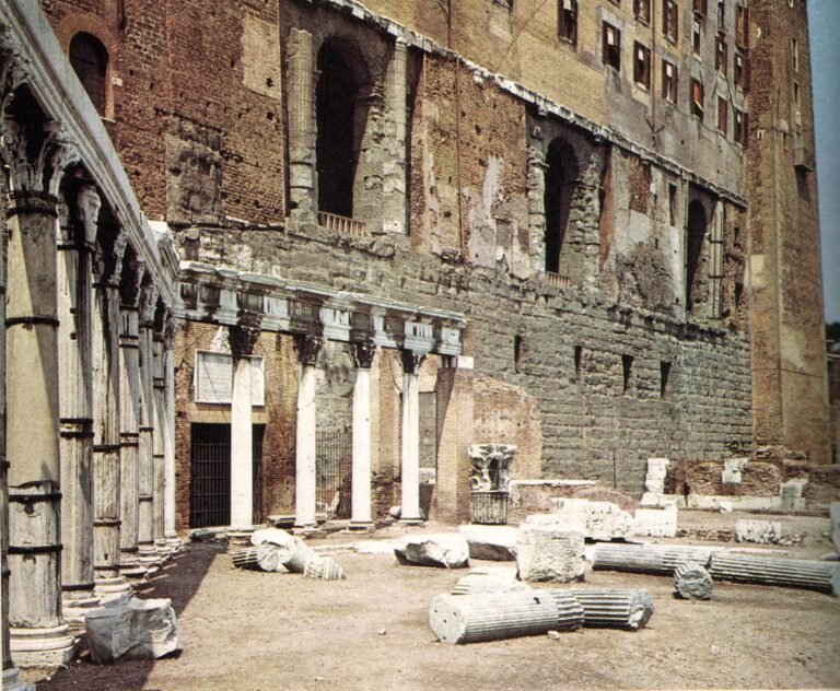portico romano con colonne storiche