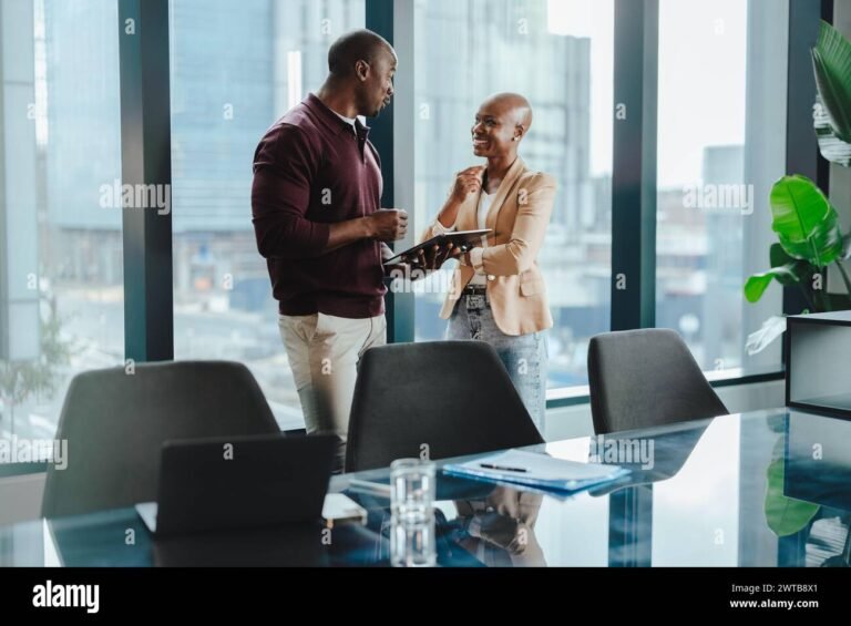 professionisti al lavoro in un moderno ufficio