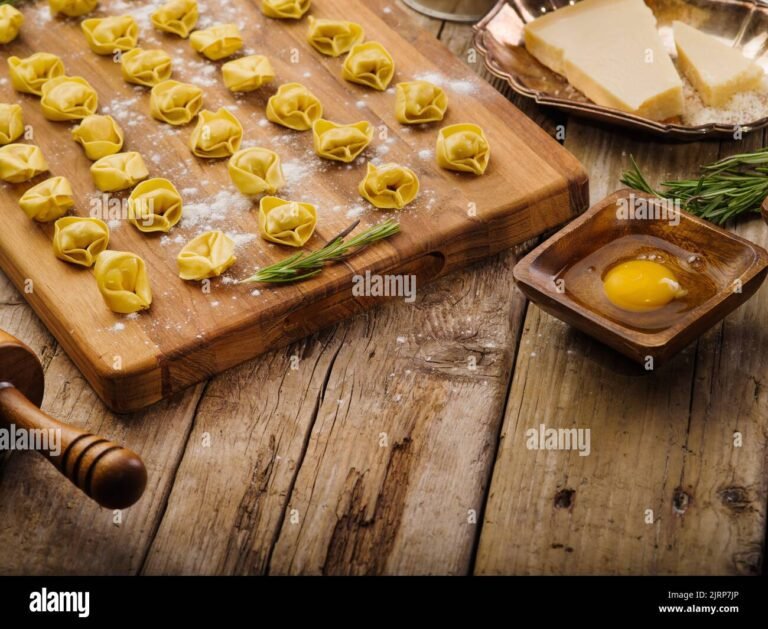 ravioli freschi su un tavolo di legno