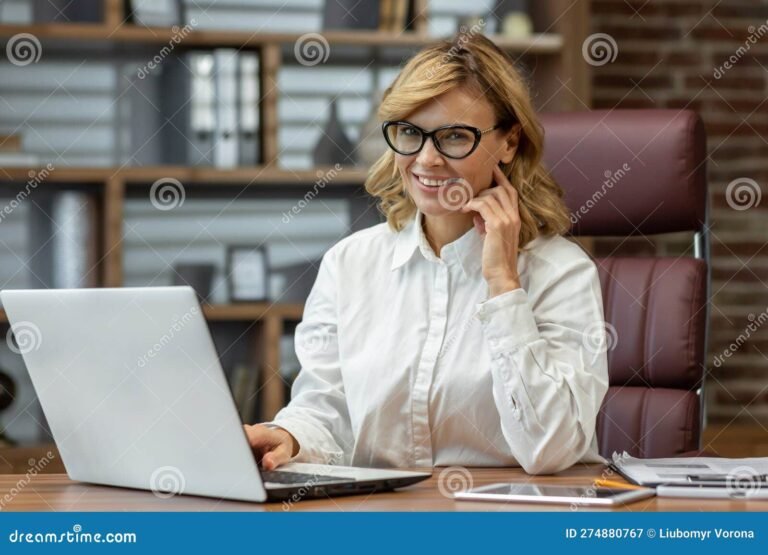 ritratto di un notaio in ufficio