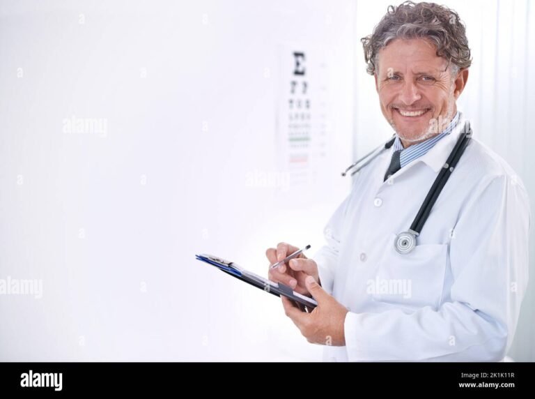 Chi è Barbara Parolini, l'oculista di cui tutti parlano 39 ritratto di un oculista al lavoro