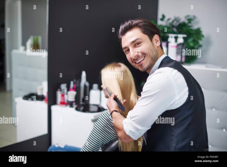 Dove Trovare i Migliori Hair Stylists di Annunziata 5 ritratto di un parrucchiere al lavoro
