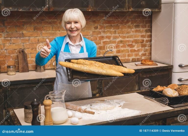 Chi è Nonna Lia e perché è così famosa a Scafati 45 ritratto di una nonna sorridente in cucina