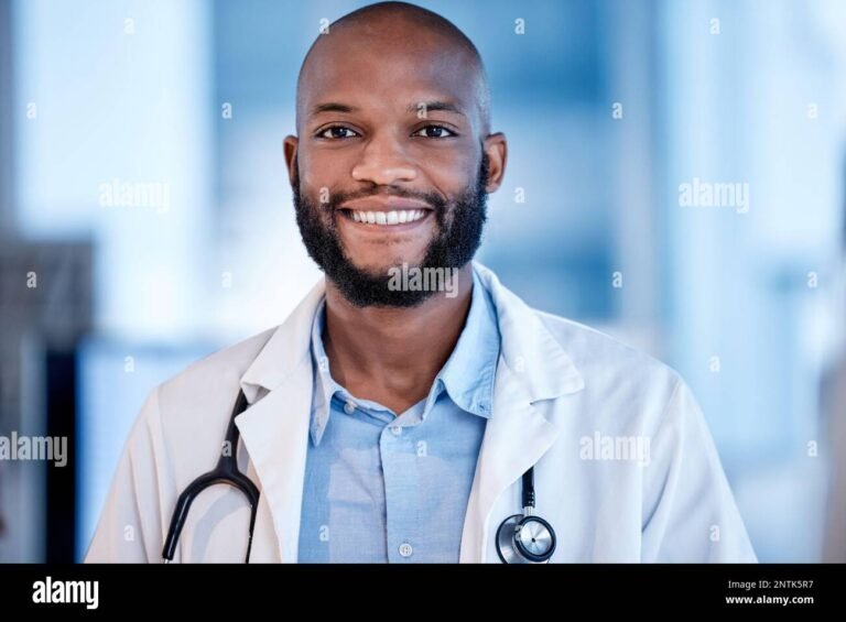 ritratto professionale di un medico sorridente