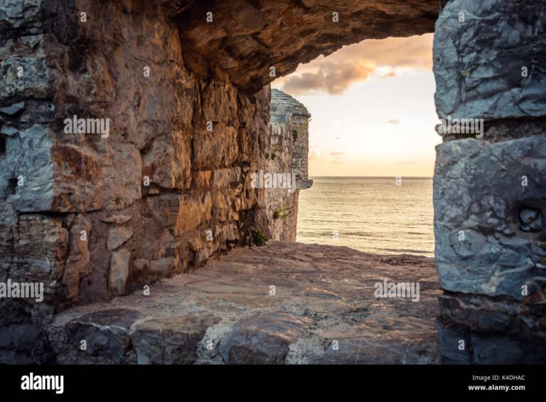 rovine antiche con vista sul mare