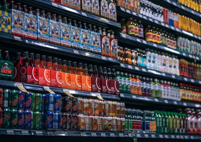 Quali offerte e promozioni sono disponibili nel volantino Dpiù di Ariccia 27 scaffale di prodotti in un supermercato