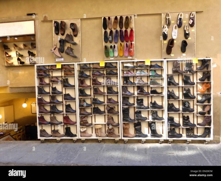 scarpe palladium in vetrina colorata