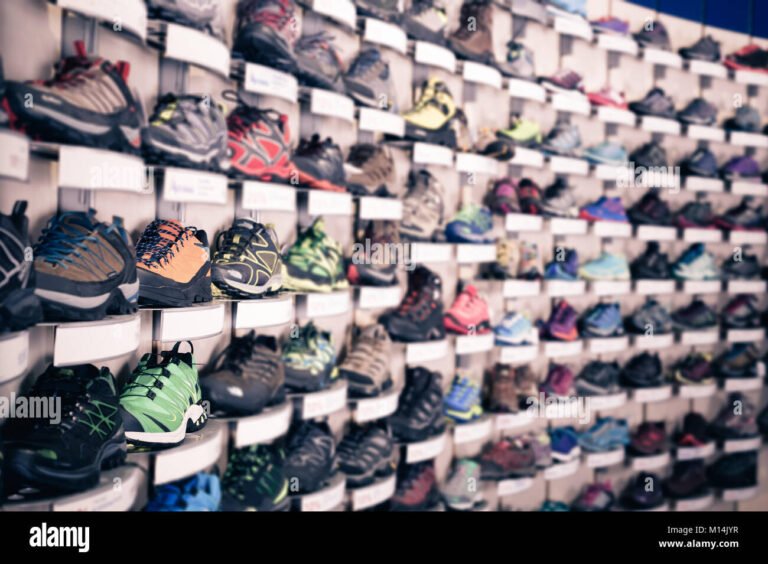 scarpe sportive colorate in vetrina