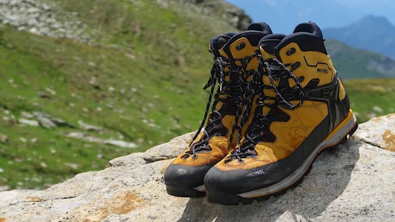 scarponi da trekking su sentiero montano