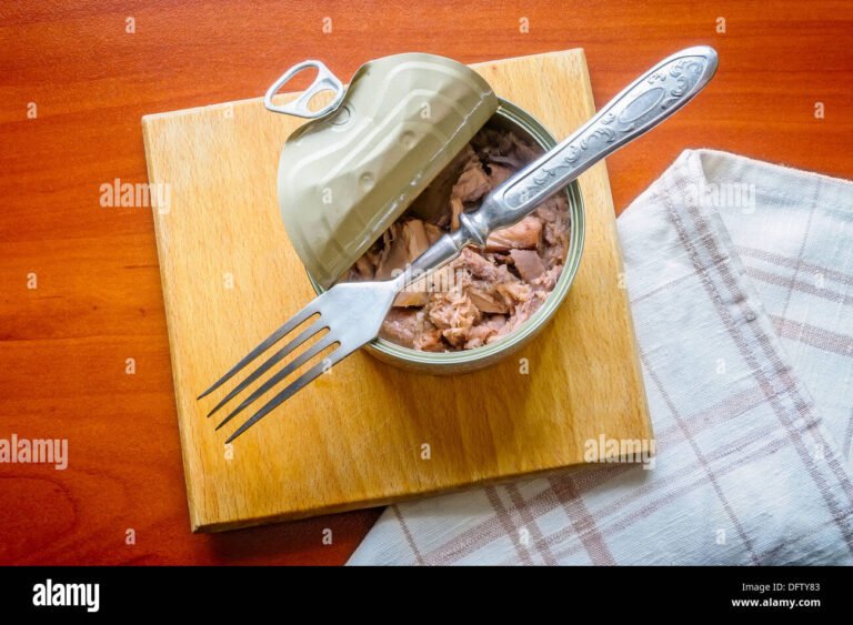 scatolette di tonno su un tavolo