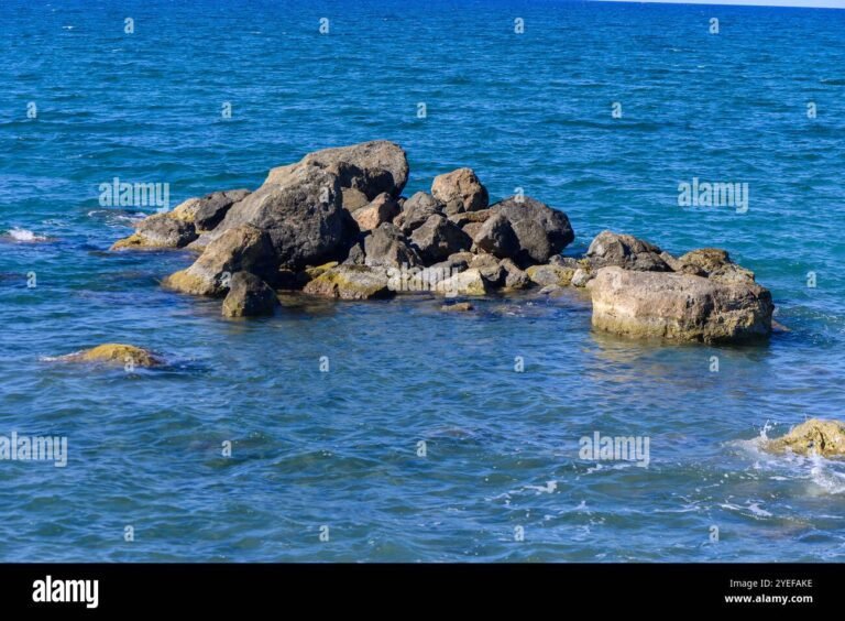 Qual è il significato e l'origine dello scoglio da raf 18 scoglio affiorante in un mare tranquillo