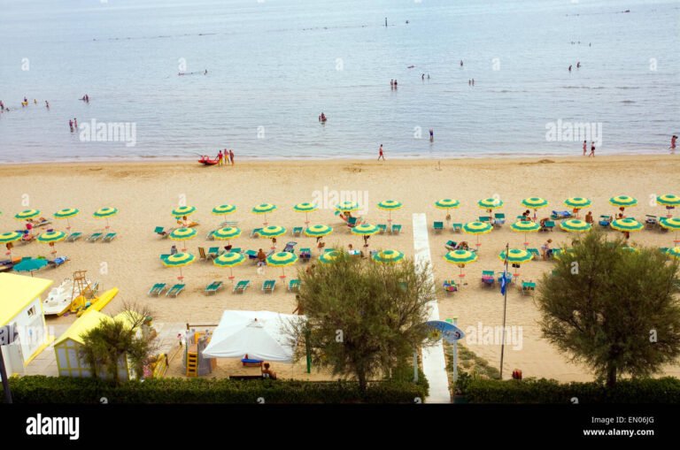 Quali sono i migliori bagni a Lido Vada per una giornata al mare 41 spiaggia affollata con lettini e ombrelloni