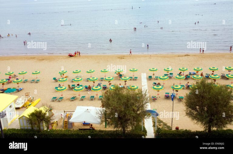 spiaggia affollata con ombrelloni e lettini