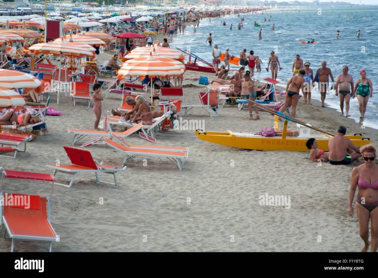 Quali servizi offre il Lido Sayonara a Giardini Naxos 8 spiaggia affollata con sdraio e ombrelloni