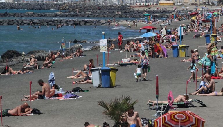spiaggia affollata con stabilimenti balneari