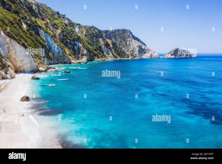 spiaggia con acque cristalline e scogliere