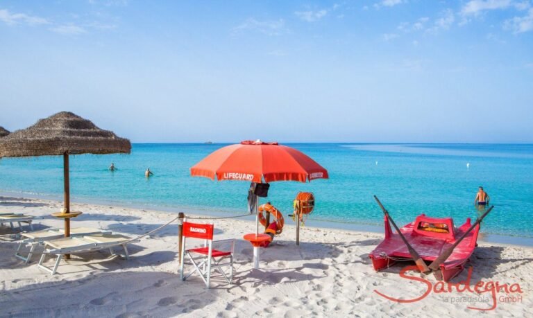 Quali Sono I Migliori Lidi a Monopoli per Una Giornata al Mare 14 spiaggia con ombrelloni colorati e mare cristallino