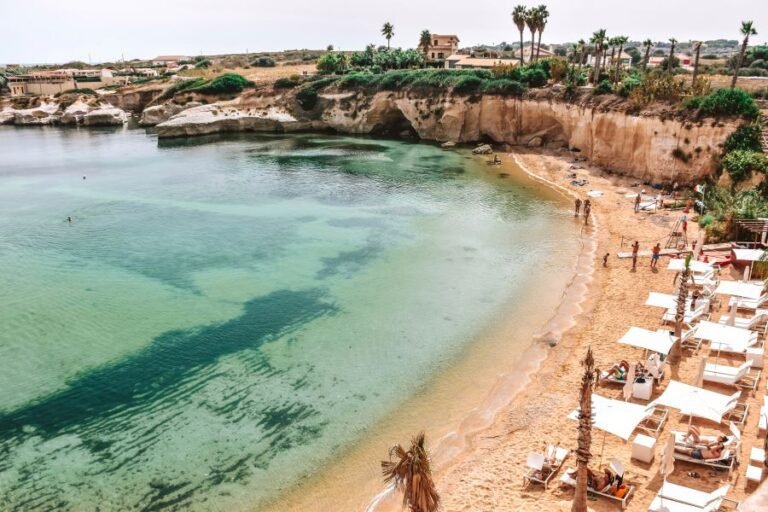 spiaggia cristallina con vista su ortigia