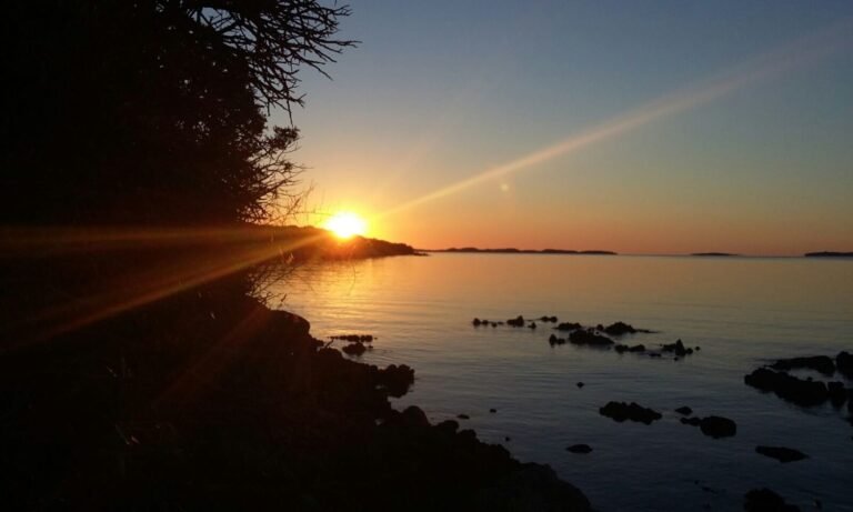 spiaggia di porto mannu al tramonto