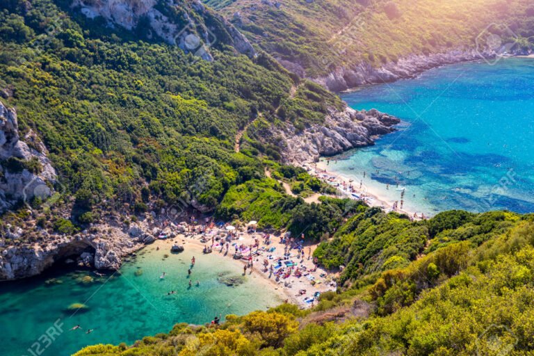 spiaggia paradisiaca con acque cristalline