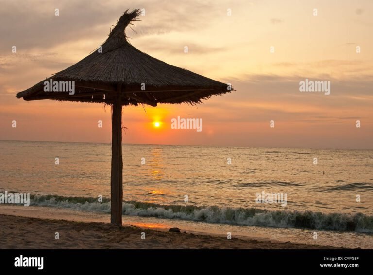 spiaggia solitaria al tramonto sulla costa