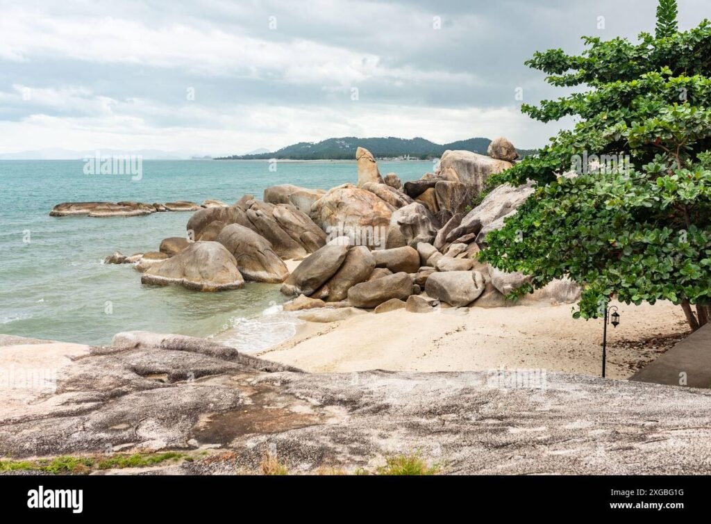 spiaggia tranquilla con acque cristalline