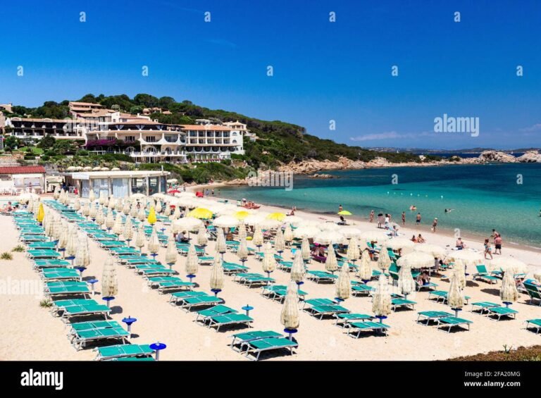 spiaggia tranquilla con ombrelloni colorati