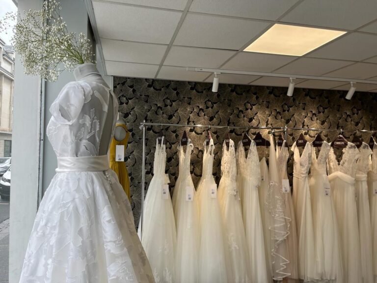 sposa felice in boutique di abiti