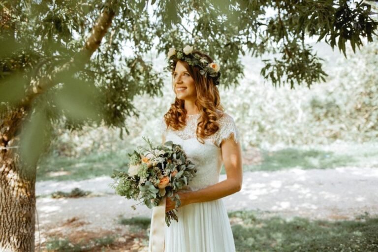 sposa felice in un elegante atelier