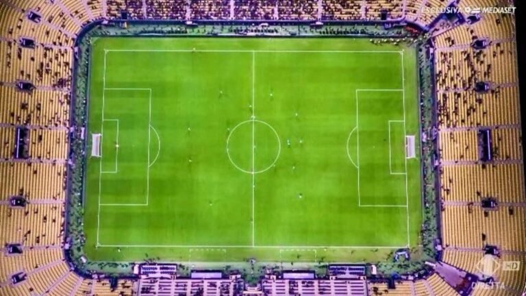 Cosa sapere sull'Action Napoli e la sua storia ad Arzano 35 stadio vuoto con bandiere del napoli