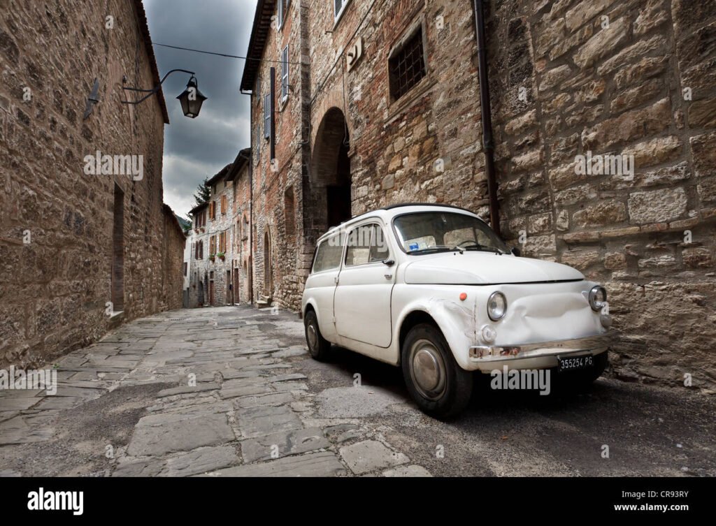 strada panoramica di gubbio con auto