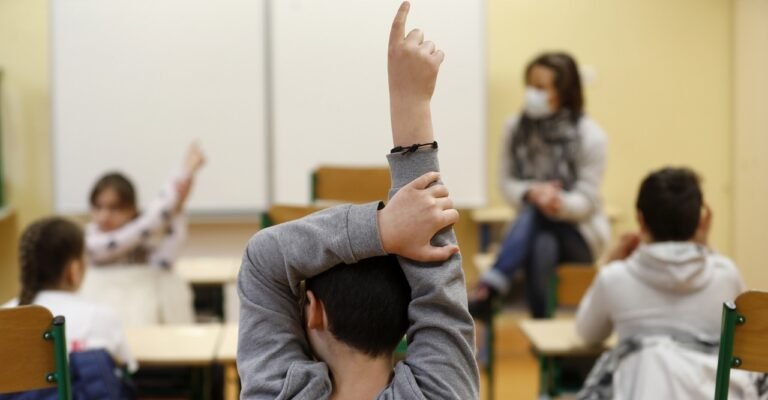 studenti in aula con insegnanti motivati