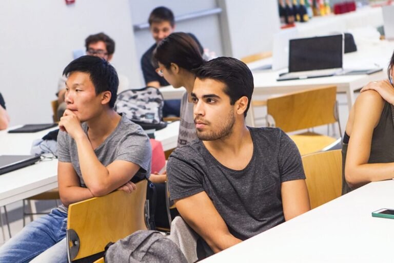 studenti internazionali in aula a milano