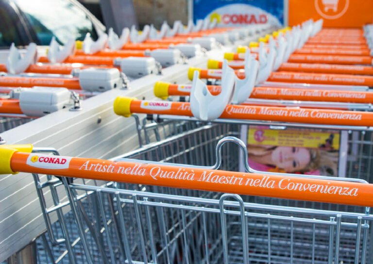 supermercato conad con insegna e carrelli