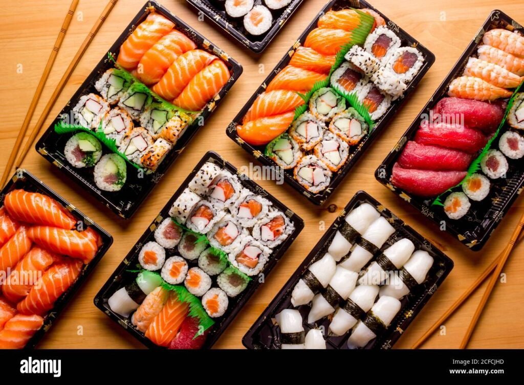 sushi delizioso su piatti colorati