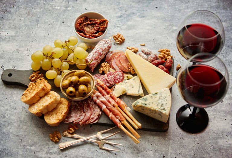 Quali piatti e vini puoi trovare all'Antico Vinaio di Torino 29 tagliere di salumi e formaggi con vino